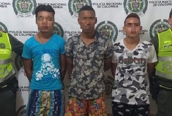 Los_capturados_momentos_después_de_hurtar_el_celular_a_una_mujer