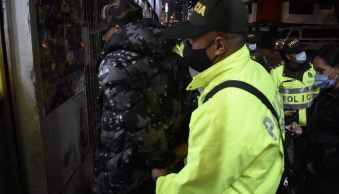 policías registrando