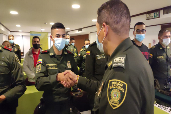 Policías recibiendo comunicación 