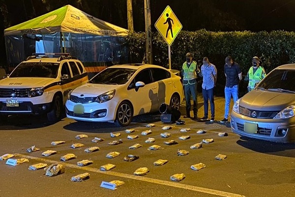 Encaletada marihuana en cilindro de combustible de un automóvil 