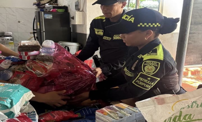 uniformados entregando ayudas a las personas en talaigua nuevo 
