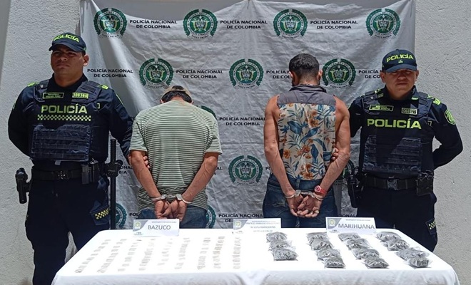 Dos Policías, dos personas capturadas, y sustancias psicoactivas incautadas.