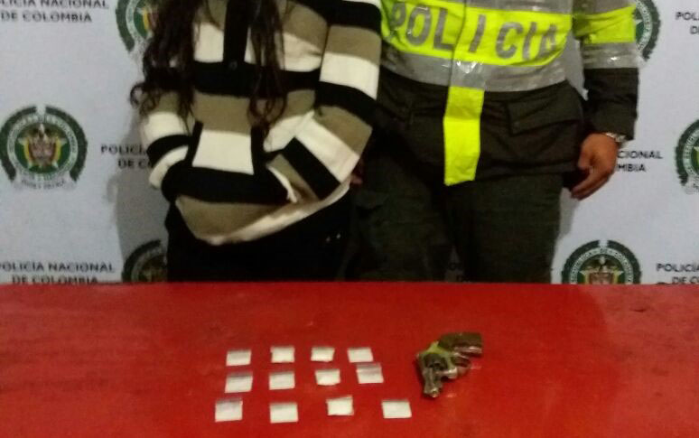 Mujer sorprendida con un revólver y cocaína 