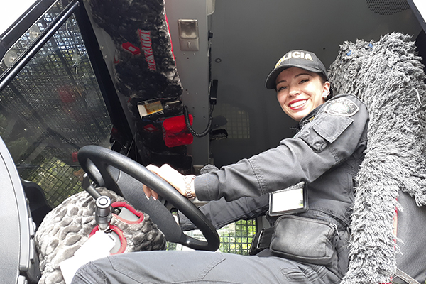 mujer-policía-ESMAD-conduce-tanqueta