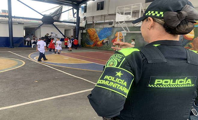 Polic&iacute;a Comunitaria prestando seguridad en una cancha a los ni&ntilde;os de Arabia