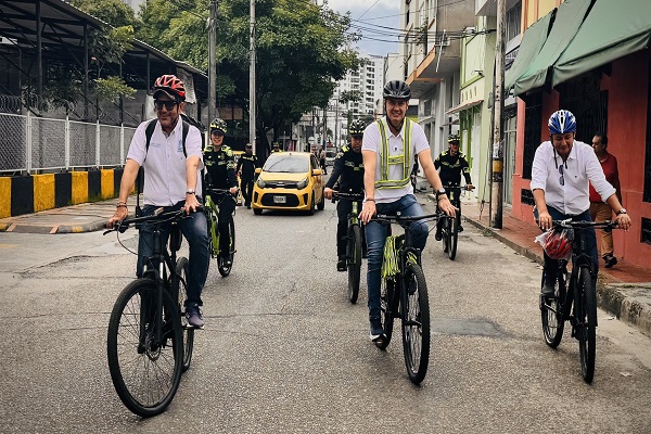 Señor alcalde Germán Casagua y funcionarios de la administración municipal y Policías del grupo de Policía Comunitaria y la Patrulla Púrpura realizando recorrido en bicicleta