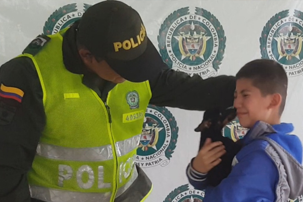 Emotivo reencuentro entre un niño y su amigo de pilatunas, un peludito de cuatro patas