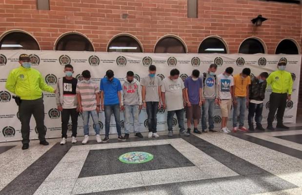 Policías de la Sijin en Medellín custodian a capturados por tráfico de estupefacientes