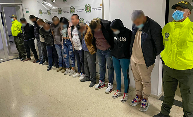 11 personas capturadas-policías custodiando