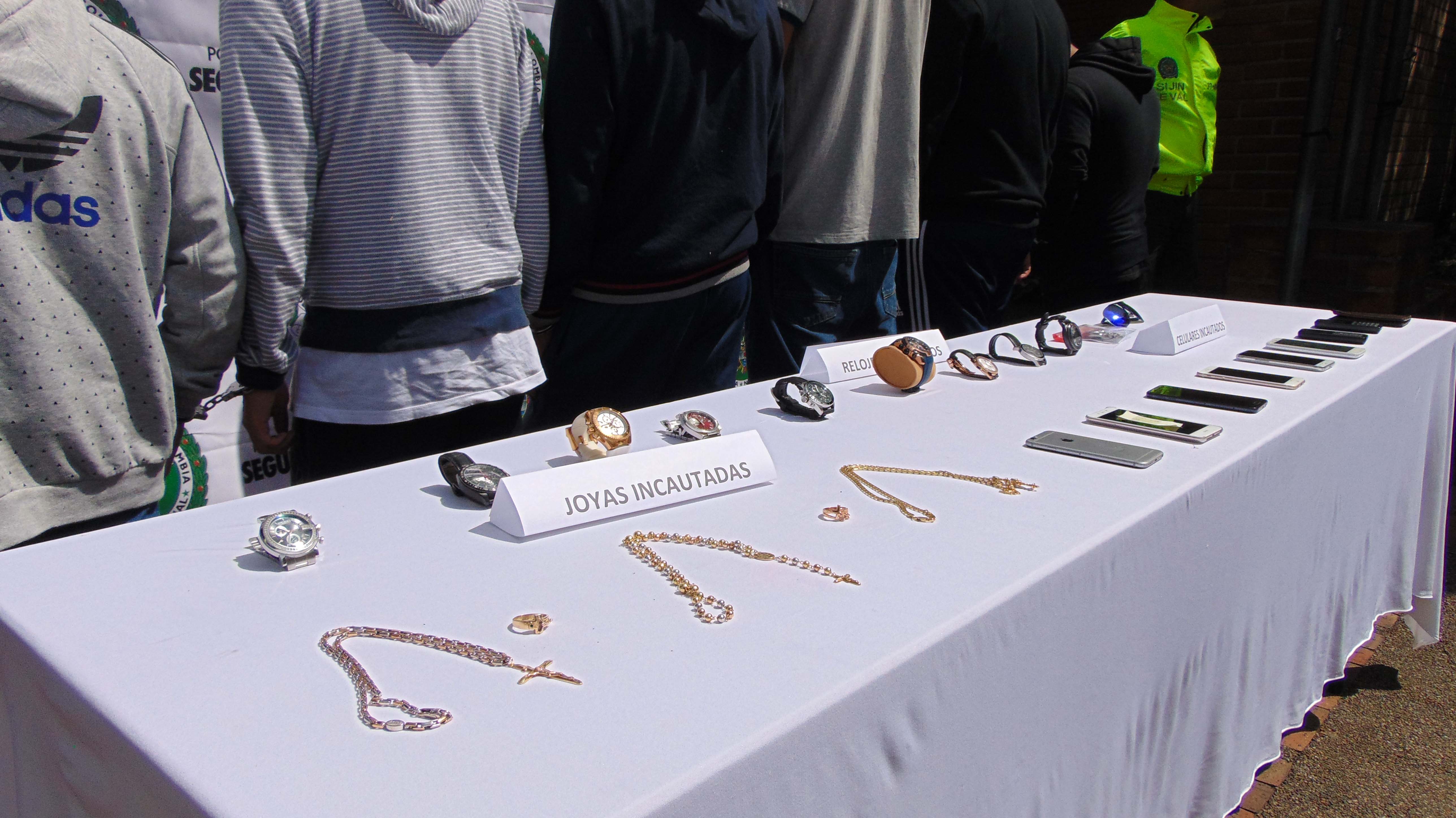 Joyas, celulares y relojes incautados a integrantes de grupo delincuencial "la viña"