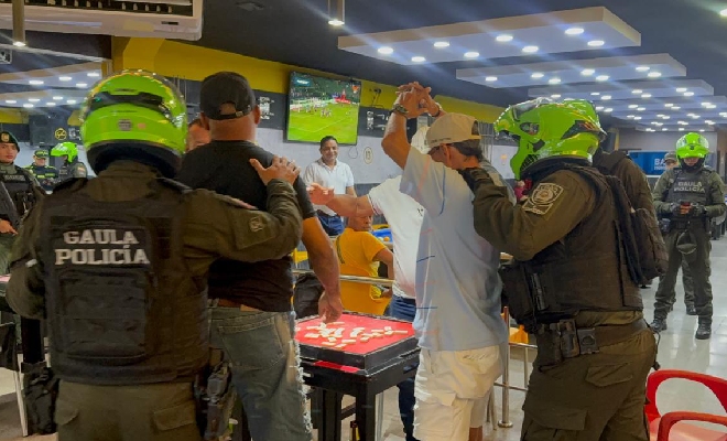 Operativo policial en establecimiento comercial.
