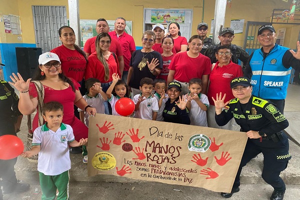 Policías y comunidad conmemorando el Día Internacional de las Manos Rojas