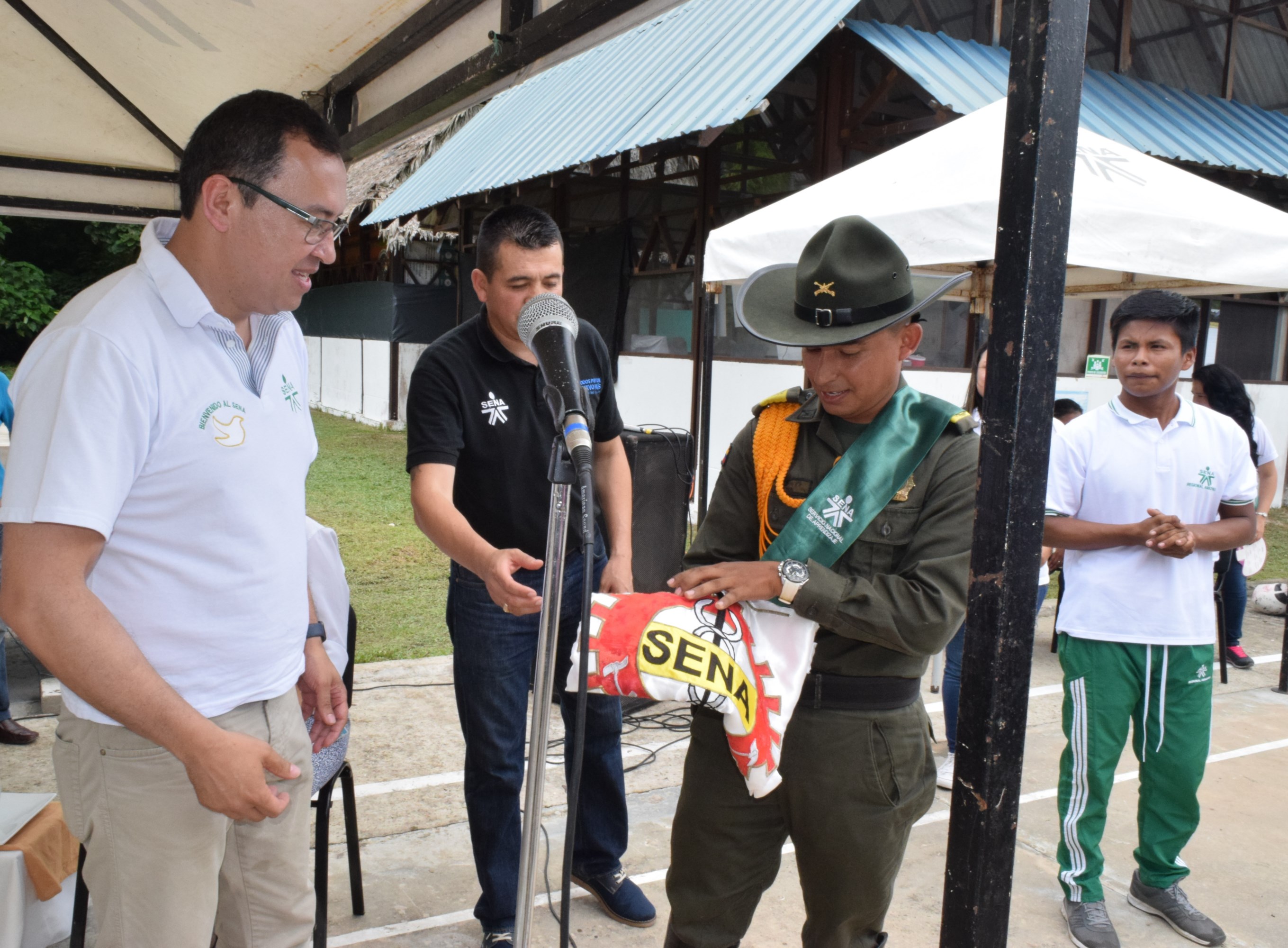 De la mano de las directivas del SENA participó de la ubicación del primer ladrillo para la nueva sede 