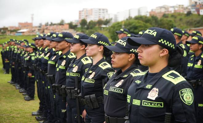 patrulleros de polic&iacute;a en formaci&oacute;n