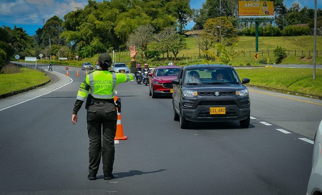 policia realiza acompañamiento durante el receso escolar