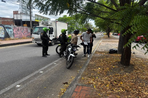 Tres Policías realizan actividad de registro y control a dos ciudadanos