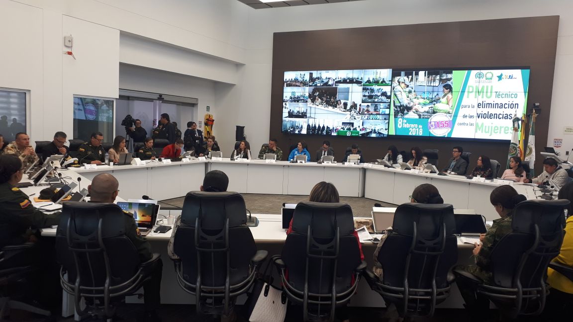 fotografía del Puesto de mando con policias sentados en una mesa redonda