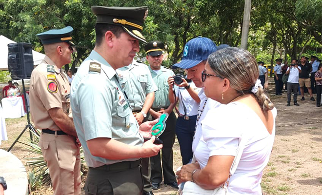 policía entregando estatuilla