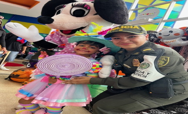 Policía de infancia y adolescencia esta presente durante el "Día Dulce" con los menores de la capital del país