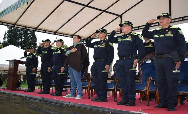 gobernador de Boyacá y policía saludando