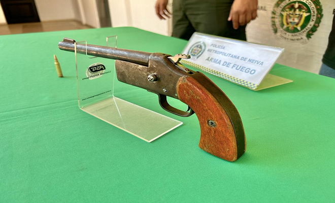 Policía captura un hombre y aprehende un adolescente con un arma acondicionada para munición de fusil