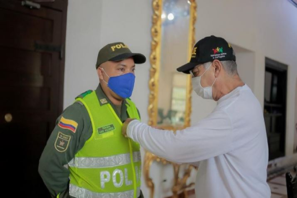 Patrullero-condecorado-por-alcalde-de-Cartagena