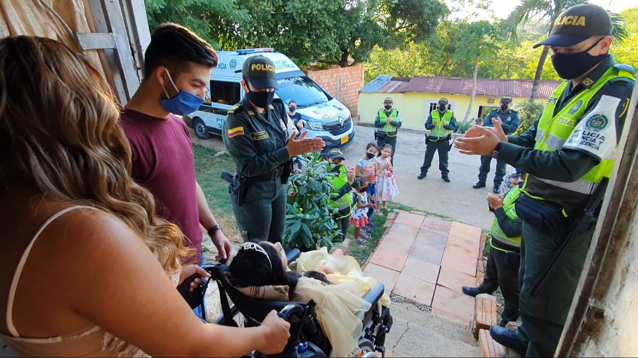 Policía de infancia y adolescencia cumpliendo sueños 