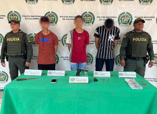 Persona capturada-policías custodiando 