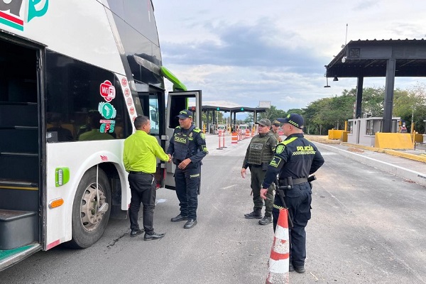 Cuatro Policías con un conductor de transporte fortaleciendo la seguridad en la Ruta 45