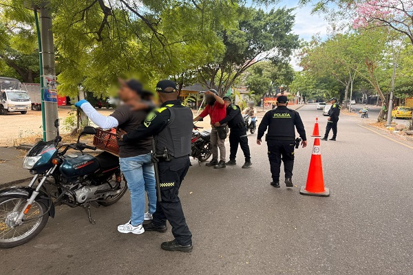Polic&iacute;as realizan registro preventivo a ciudadanos en un puesto de control