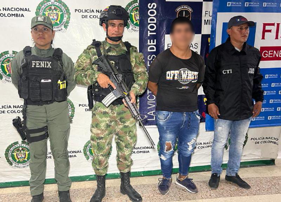 Persona capturada-policías custodiando 