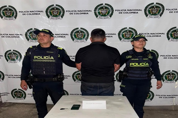Dos Policías custodian a capturado y celular recuperado