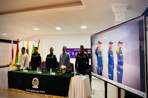 Funcionarios entonando el himno de la Policía Nacional