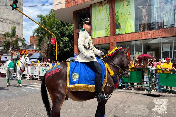 Policía a caballo participa en el desfile patrio del 20 de Julio
