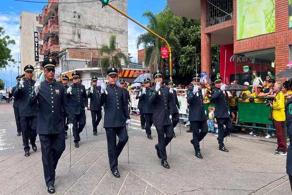Mandos policiales participan el desfile conmemorativo del 20 de Julio
