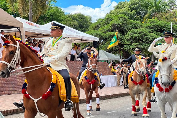 Policías a caballo participan en el desfile del 20 de Julio