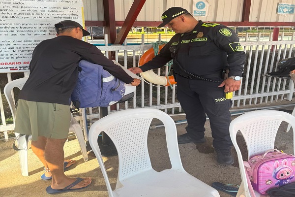 Policía verifica el estado del botiquín de primeros auxilios