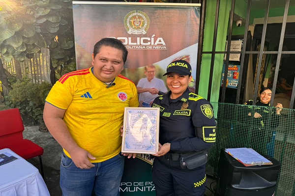 Policía recibe reconocimiento ciudadano durante la clausura