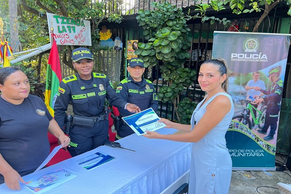 Ciudadana recibe certificado como Promotora de Convivencia y Seguridad Ciudadana