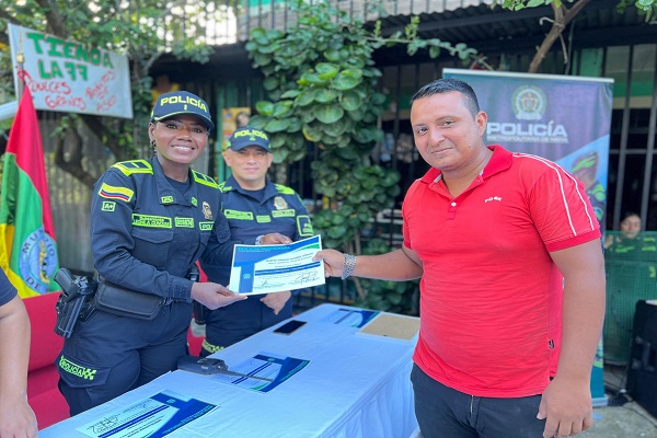 Policía entrega certificado a ciudadano graduada