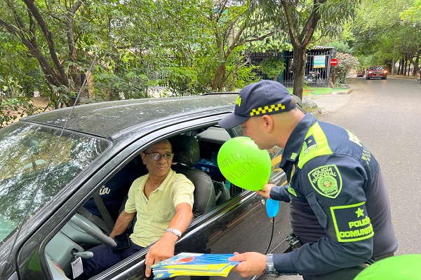 Policía brinda recomendaciones de prevención del hurto a un ciudadano en su vehículo