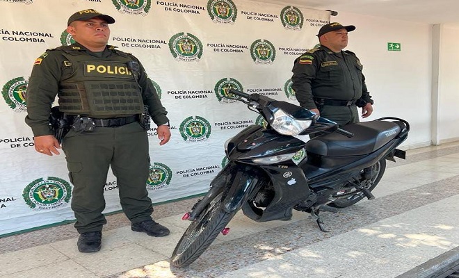 Se halló abandonada esta motocicleta la cual arroja un reporte por hurto