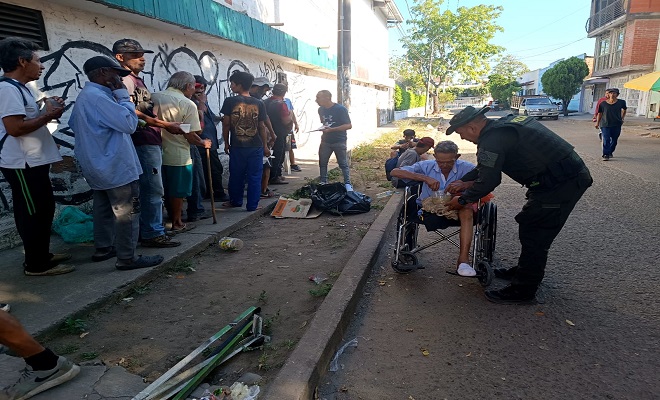 La Policía Nacional realiza actividad en pro de mejorar el bienestar de personas en condición de calle