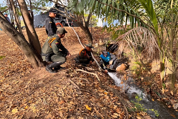 Cuatro funcionarios realizan descargas de agua del río hacia el Humedal