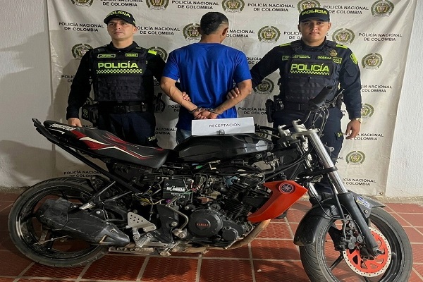 Dos Policías, un hombre capturado y una motocicleta