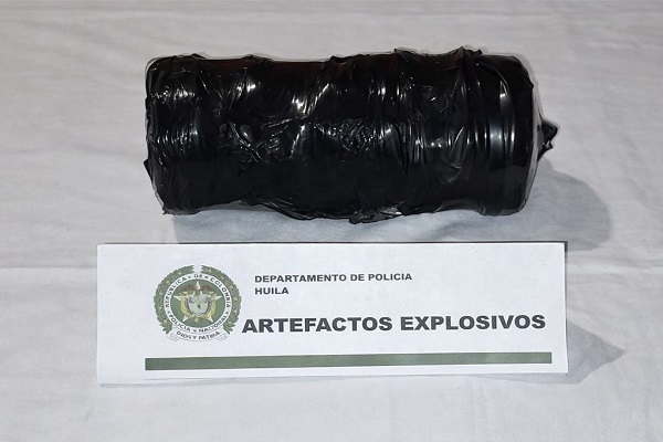 Incautación del artefacto explosivo en primer plano