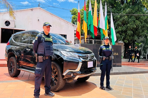 Dos polic&iacute;as junto a veh&iacute;culo recuperado tras ser reportado como hurtado