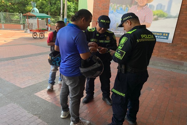 Dos Policías realizando solicitud antecedentes a persona a ciudadano