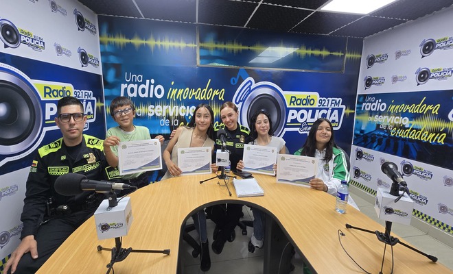 Dos polic&iacute;as de infancia y adolescencia en compa&ntilde;&iacute;a de cuatro ni&ntilde;os en la emisora