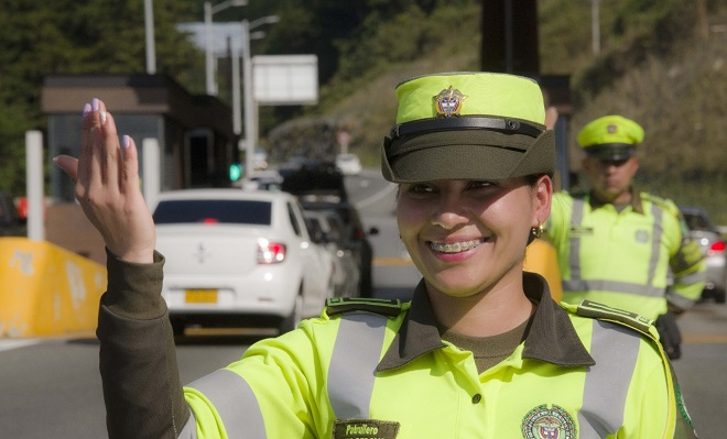 Policías apostados en vías de Antioquia apoyando la movilidad